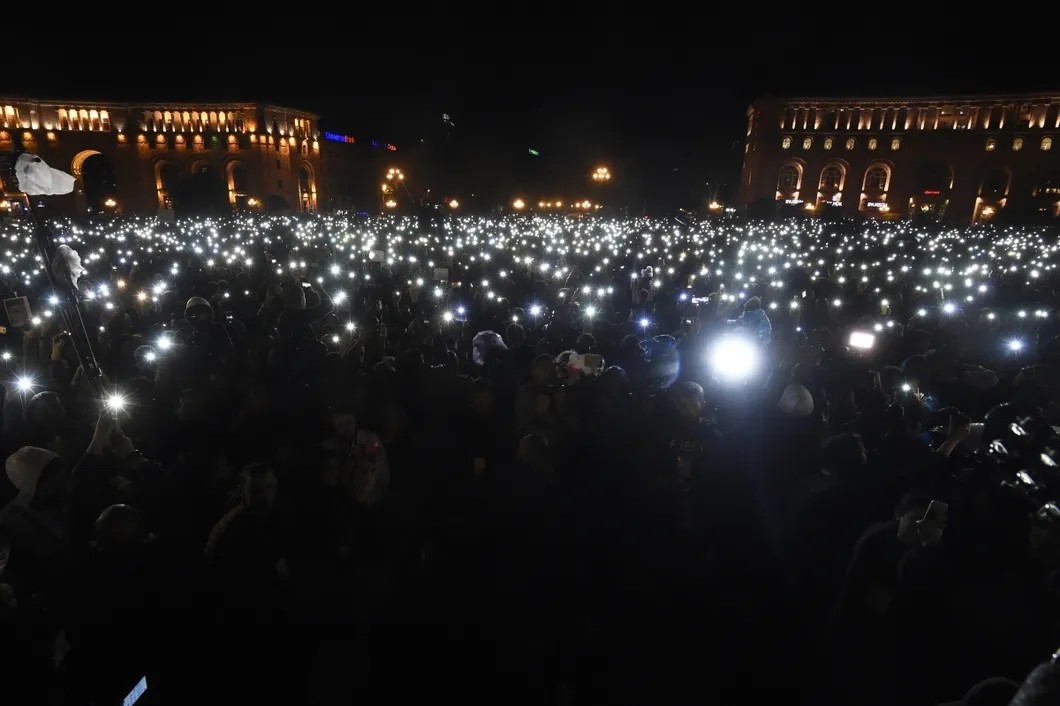 Воскресная ночь в протестующем Ереване. Фото: РИА Новости