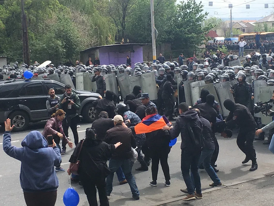 Форрест Гамп против Чебурашки. Как армяне заставили премьера подать в  отставку: репортаж Ильи Азара — Новая газета