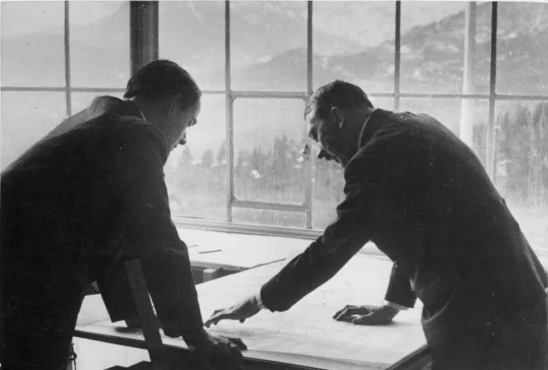 Альберт Шпеер и Адольф Гитлер у тактической карты. Фото: Бундесархив