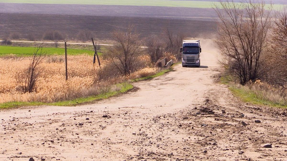 Дрога, разбитая зерновозами. Фото: Надежда Андреева / «Новая газета»
