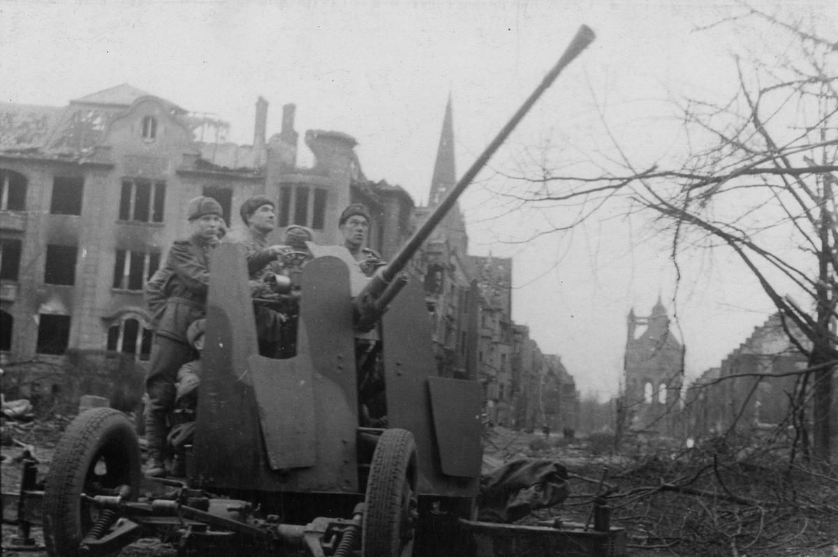 Советские зенитчики на площади Гинденбурга во время осады Вроцлава в ходе Второй мировой войны. Фото: Г. Хомзор / Красная звезда / ТАСС