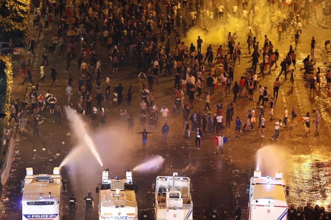 Париж. Полиция усмиряет разгулявшихся фанатов с помощью водометов. Фото: EPA