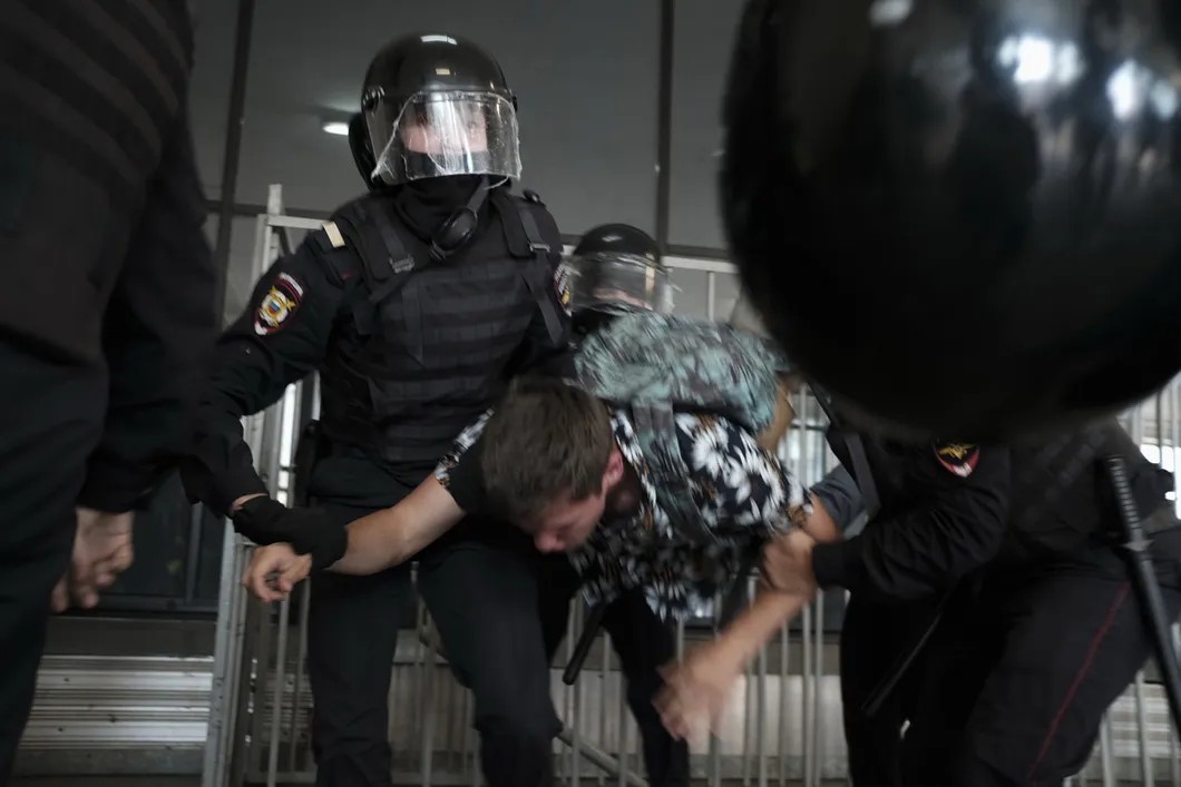 Жесткие задержания полиции во время мирных акций 27 июля и 3 августа 2019 года за допуск независимых кандидатов в Мосгордуму. Фото: Антон Карлинер, для «Новой газеты»