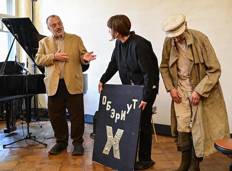 Церемония открытия Музея ОБЭРИУ в отреставрированной квартире поэта Александра Введенского и выставки «Комнаты ОБЭРИУ». Основатель издательства «ИМА-пресс» Андрей Гнатюк (слева) и артист театра «Лицедеи» Анвар Либабов (справа) во время церемонии. Фото: Алексей Смагин / Коммерсантъ