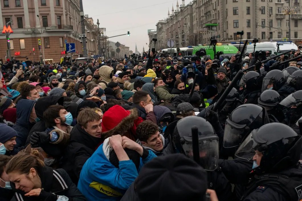 Протестующие на Пушкинской площади в Москве. Фото: Юрий Козырев / «Новая газета»