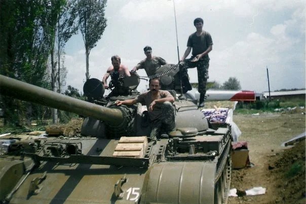 Танкисты из резервного состава македонской армии. Танк Т-55 советского производства. Фото: википедия