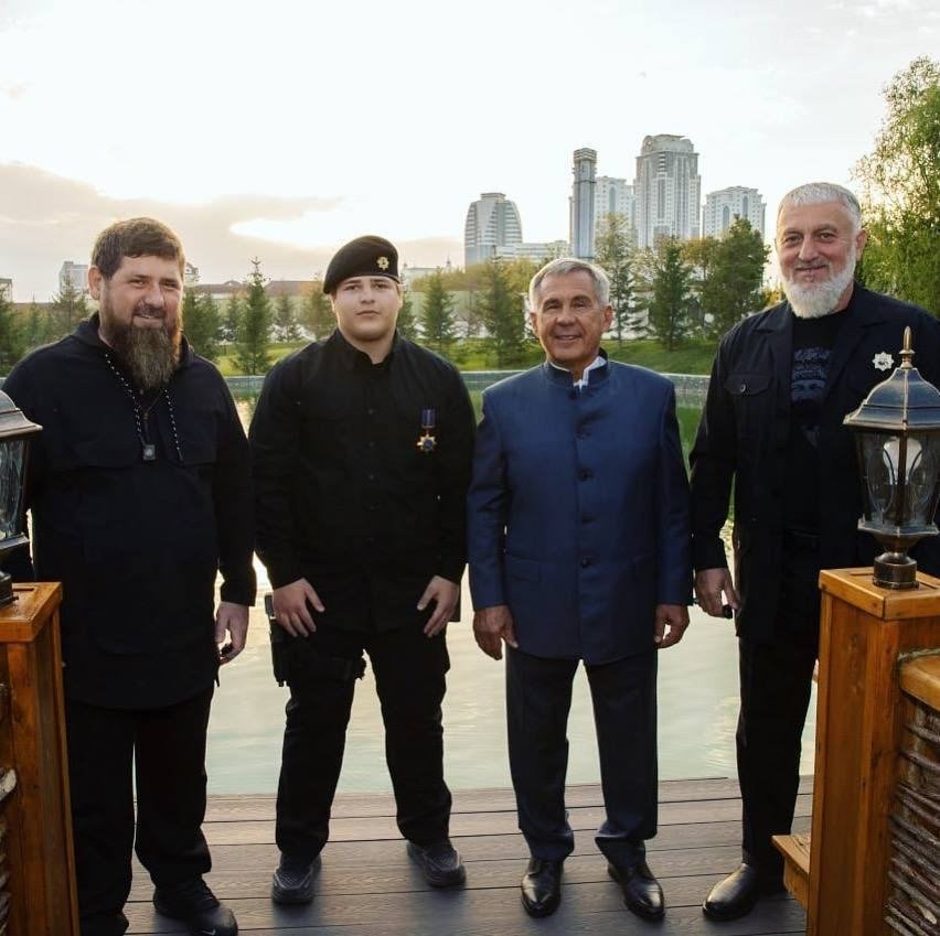 Адам Кадыров с орденом «Дуслык» от главы Татарстана Рустама Минниханова. Фото: соцсети