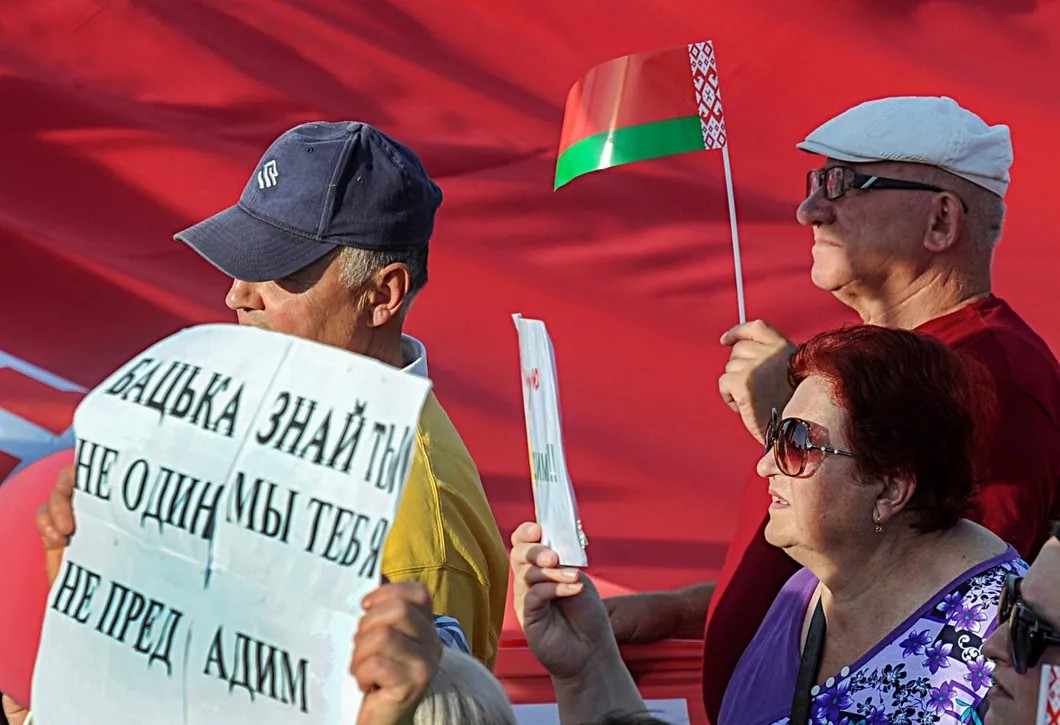 Сторонники Александра Лукашенко на площади Церемониалов Брестской крепости. Фото: Анна Иванова / ТАСС