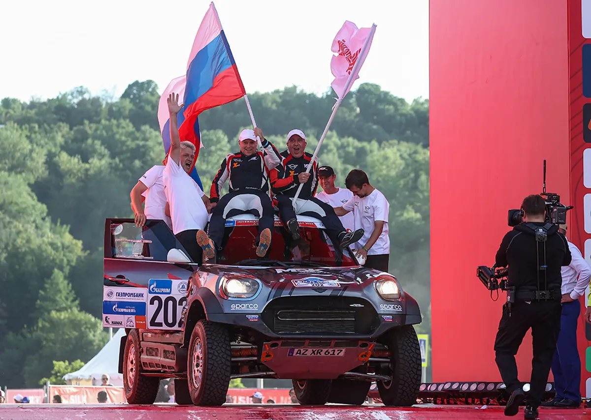 Экипаж команды Msk Rally Team Денис Кротов и Константин Жильцов (в центре слева направо), завоевавшие золотые медали в категории внедорожников во время торжественной церемонии награждения в Москве. Фото: Артем Геодакян / ТАСС