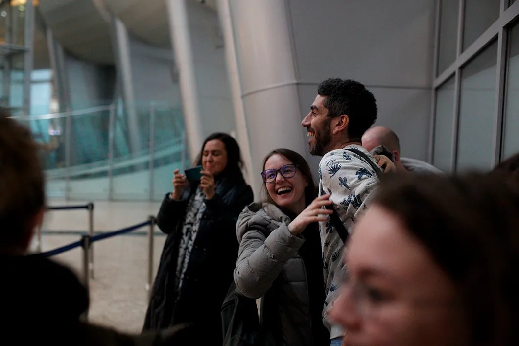 Друзья Али радуются тому, что ему удалось пройти паспортный контроль. Фото: Влад Докшин / «Новая газета»