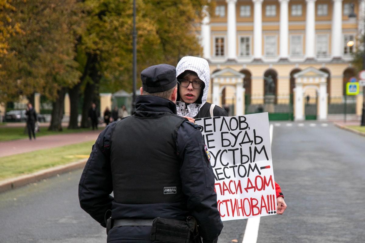 Активист Дмитрий Кузьмин на одиночном пикете. Фото: Алексей Душутин / «Новая газета»