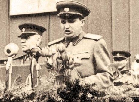 Чаушеску в военной форме. Фото 1954 года