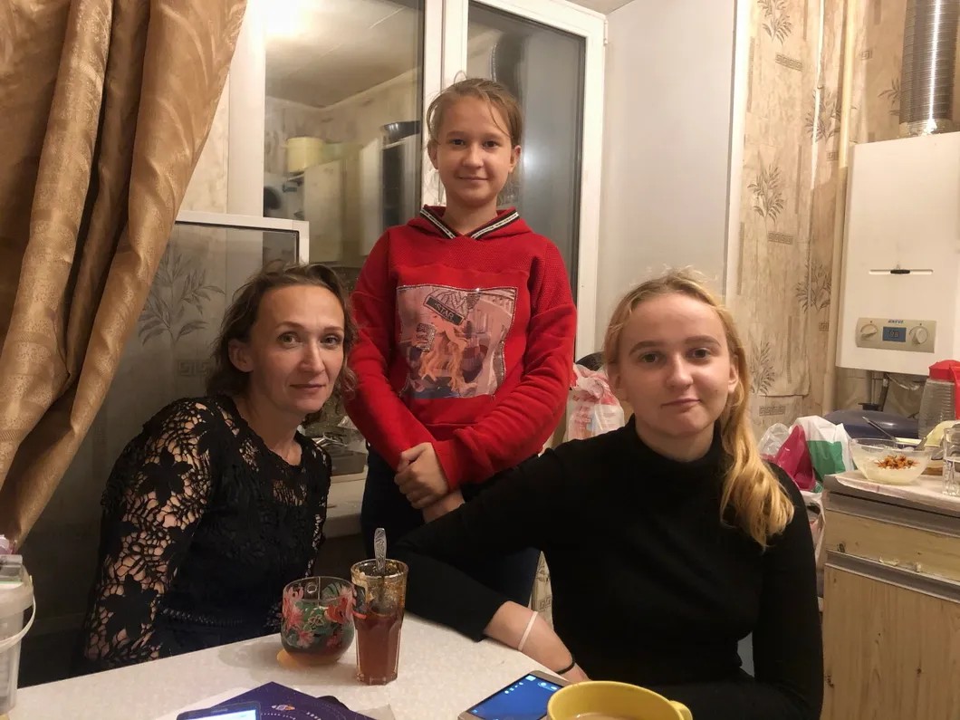Юлия Мирзалиева с детьми: 13-летней Лизой и 15-летней Полиной на кухне. Фото: Елизавета Кирпаноа / «Новая газета»