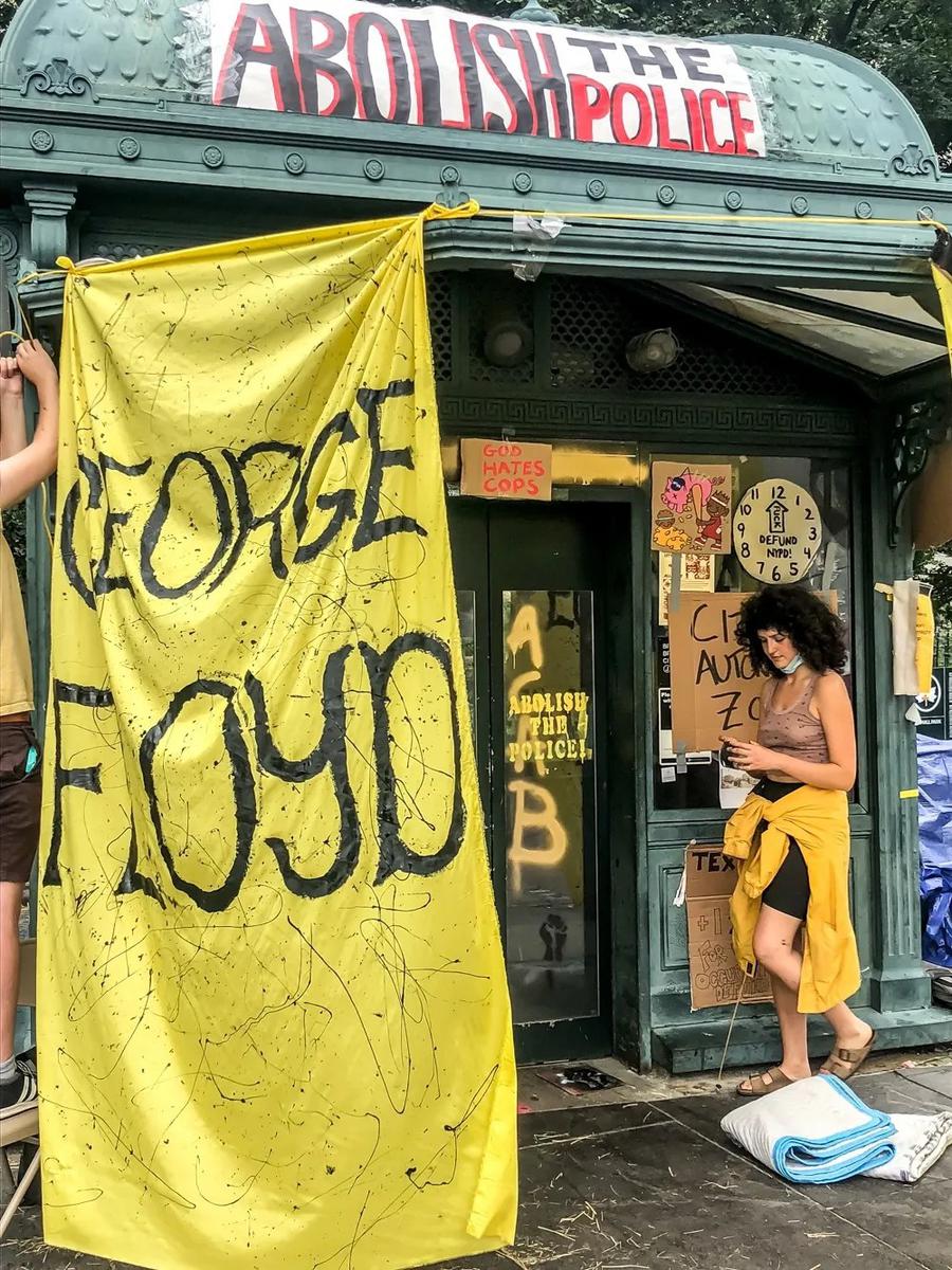 Девушка возле плаката с именем погибшего Джорджа Флойда. Фото: Дмитрий Бухонко-Крошицкий, специально для «Новой»