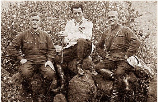 Гай (в середине) с боевыми друзьями. Фото: архив