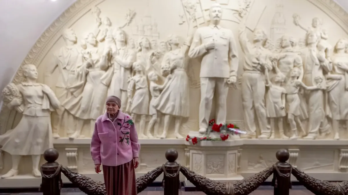 Восстановленный сталинский барельеф на «Таганской». Фото: Светлана Виданова / «Новая газета»