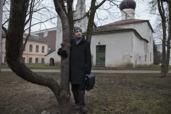 Лев Шлосберг на горе Романихе, где стоял дом его предков Фото: Анна АРТЕМЬЕВА — «Новая»