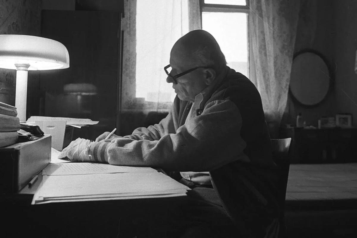 Андрей Дмитриевич Сахаровза работой. Фото: Юрий Рост