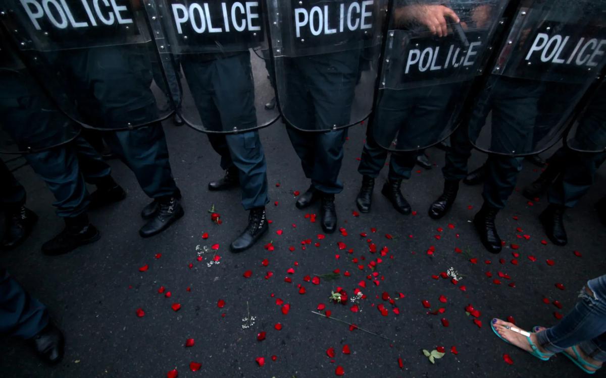 Ереван: пока никаких политических требований, люди просто не хотят жить при свечах