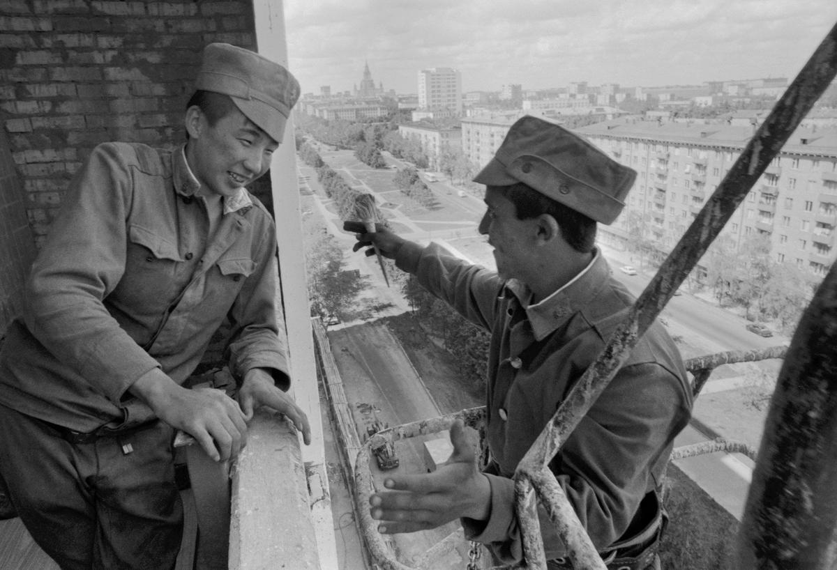 24 июля 1991 года. Москва. Военнослужащие на стройке дома. Фото: Олег Власов / Фотохроника ТАСС
