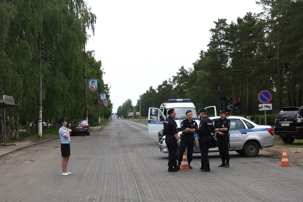 Полицейский патруль перекрыл подъезд к проходной оборонного завода. Фото: Михаил Солунин — специально для «Новой»