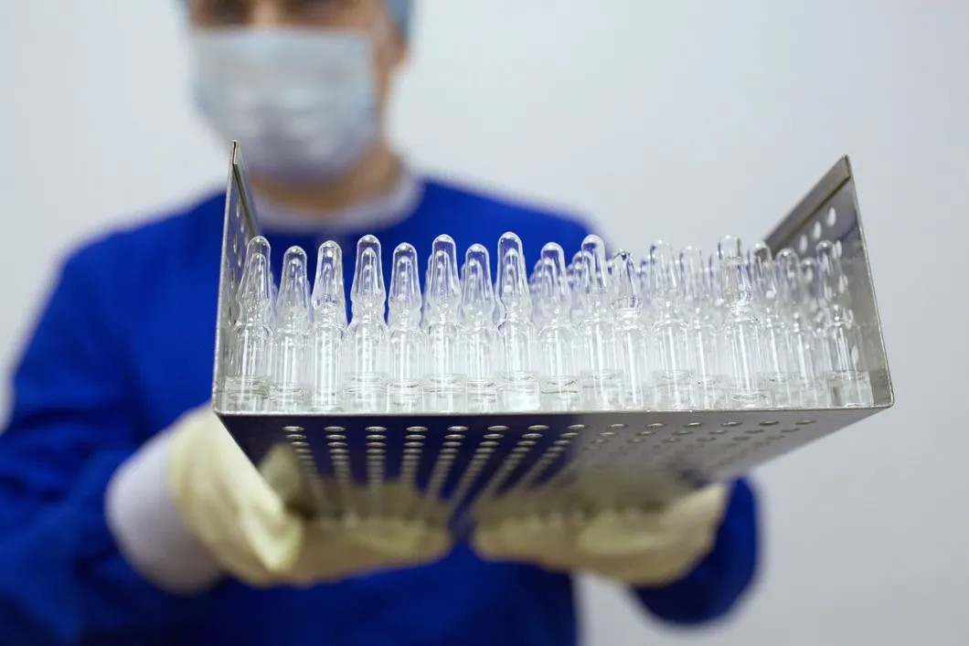 Производство вакцины от COVID-19 на фармацевтическом заводе «Биннофарм». Фото: РИА Новости