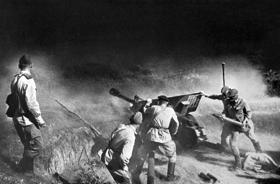 Артиллерийский расчет ведет огонь по врагу, Северный Кавказ