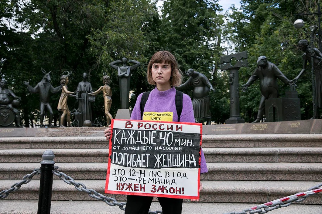 Участница пикета в поддержку сестер Хачатурян. Фото: Влад Докшин / «Новая газета»