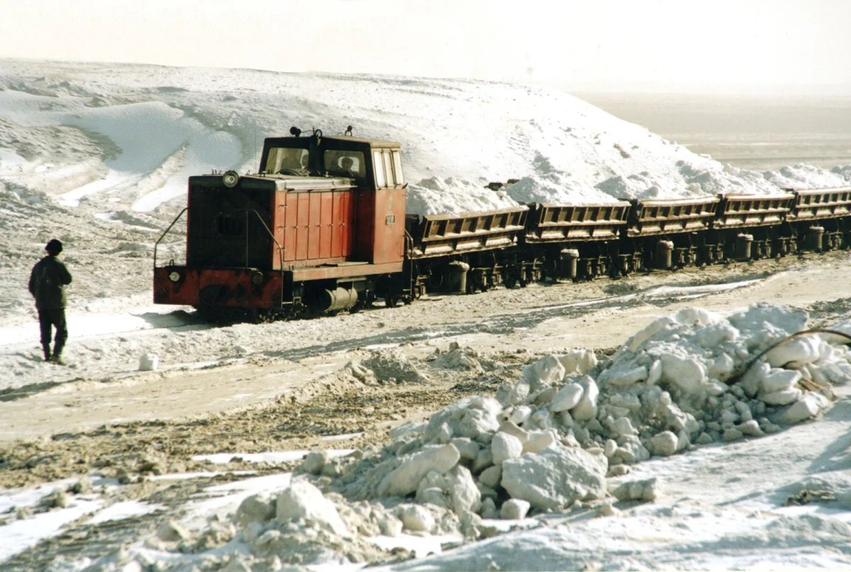 Транспортировка мирабилита с Кучукского озера. Фото: Виктор Садчиков / Фотохроника ТАСС
