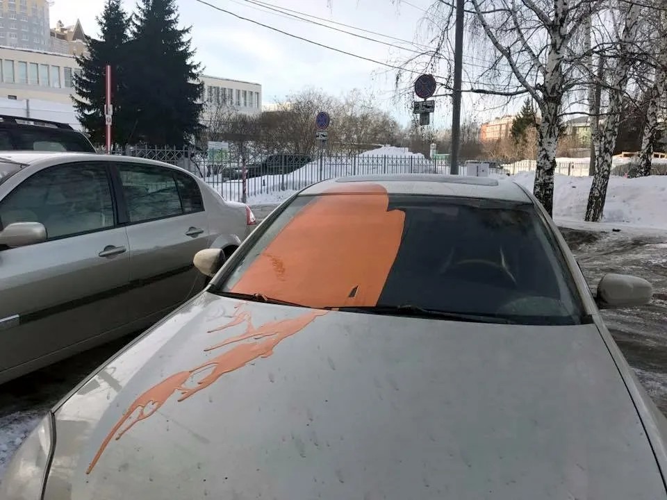 Машина Фадеевой тоже пострадала от действий злоумышленников. Кроме краски на стекле, были проткнуты все колеса...