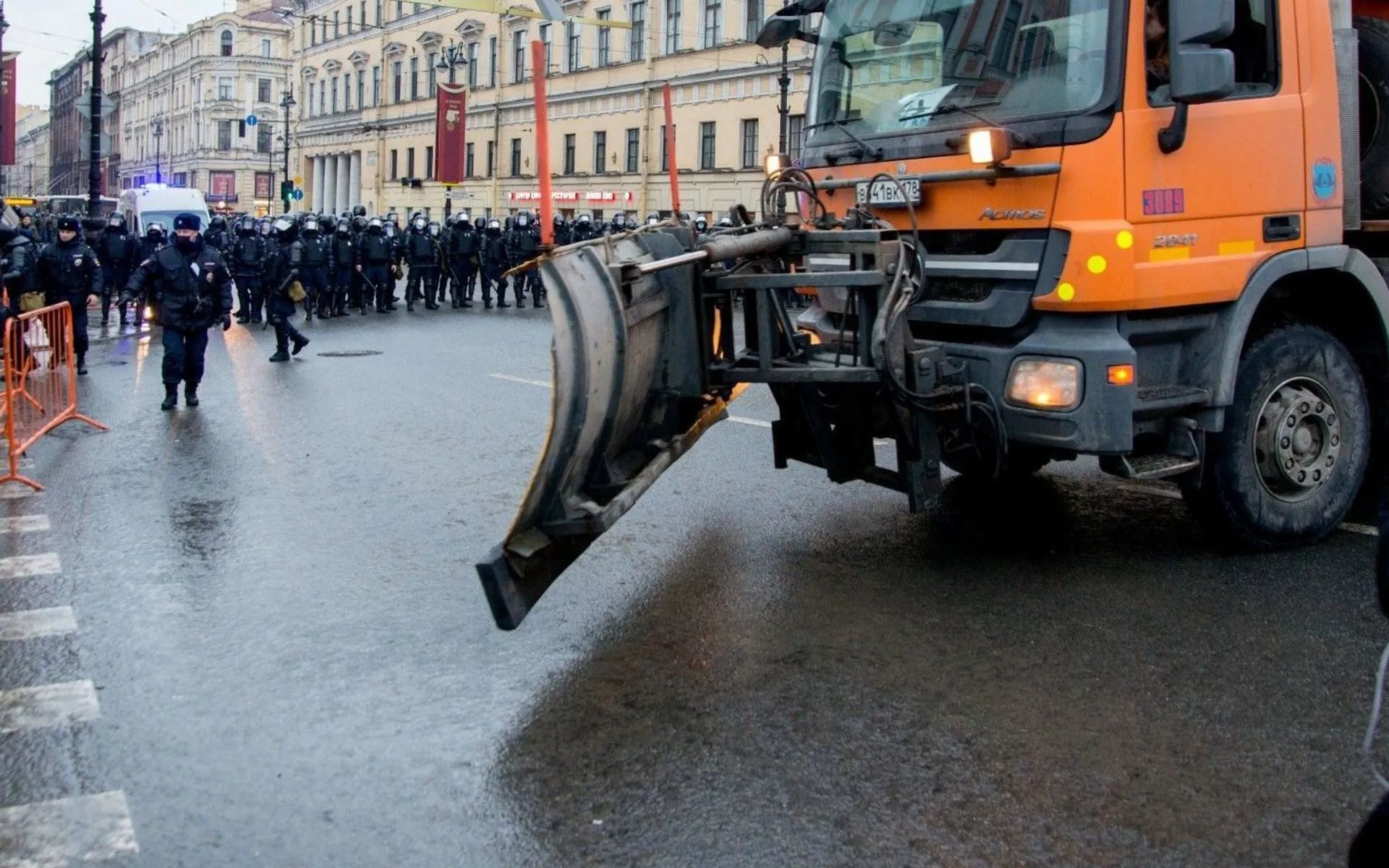 Убрали граждан вместо снега. В Петербурге власти за 7,5 миллиона арендуют снегоуборочные  машины для блокировки улиц. В прошлую субботу центр города встал — Новая  газета