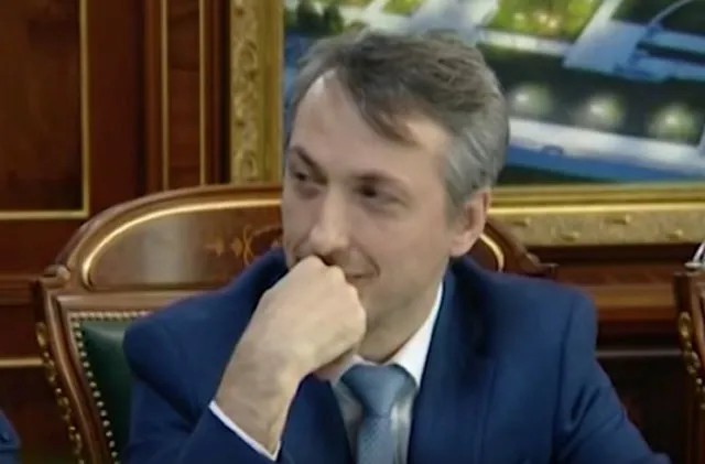 Министр здравоохранения Чечни Эльхан Сулейманов еще недавно улыбался на правительственных совещаниях с Рамзаном Кадыровым. Кадр: «Грозный ТВ»