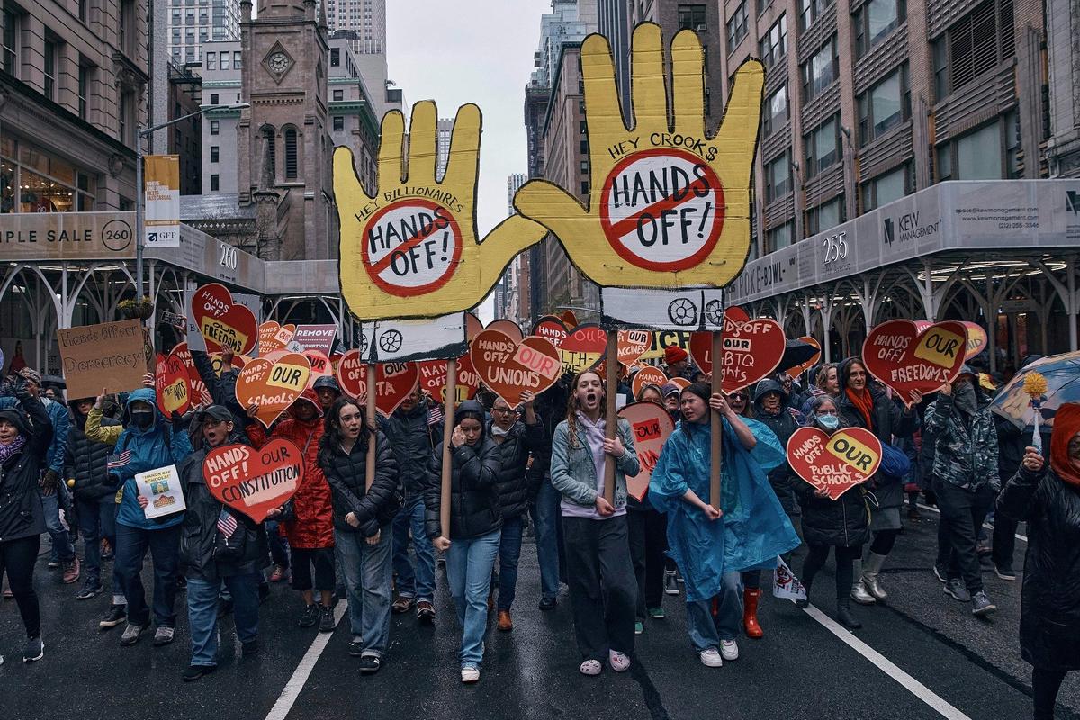 Акция против политики президента США Дональда Трампа Hands Off! («Руки прочь!») в Нью-Йорке. Фото: AP / TASS