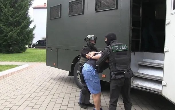 Белорусский спецслужбы задерживают боевика «ЧВК Вагнера» под Минском. Кадры показали по госканалам Беларуси