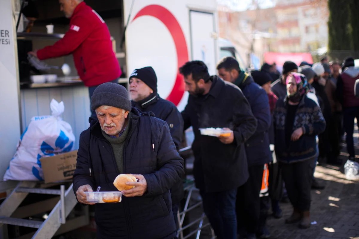 Пункт помощи пострадавшим и лишившимся жилья в результате землетрясения, Турция. Фото: Francisco Seco / AP / TASS