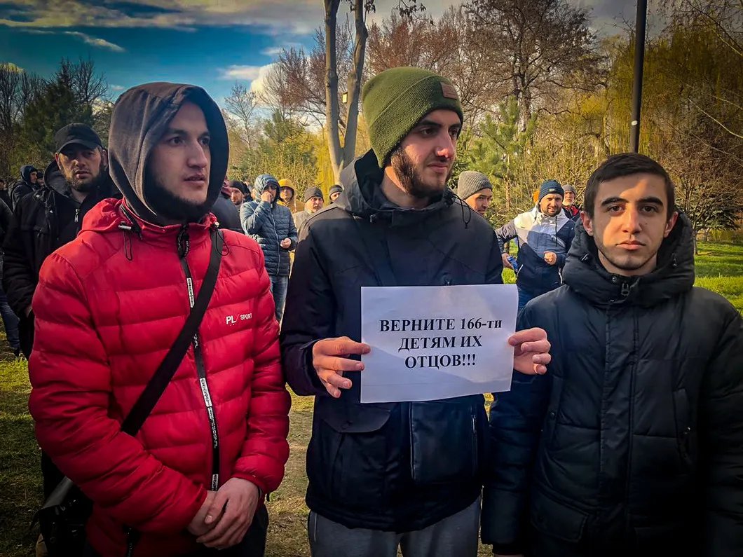 Таир Ибрагимов в центр. На фотографии он держит плакат, с которым успел сфотографироваться до задержания. Фото: «Крымская солидарность»
