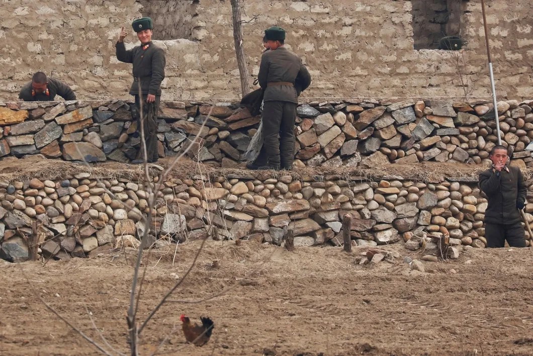Северокорейский военный приветствует туристов. Фото: Reuters