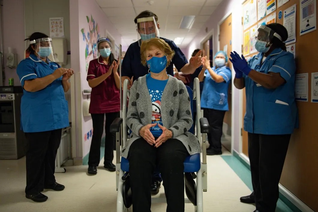 Медицинский персонал апплодирует 90-летней Маргарет Кинан, первой в Великобритании получившей вакцину против коронавируса Pfizer/BioNtech. Фото: ЕРА