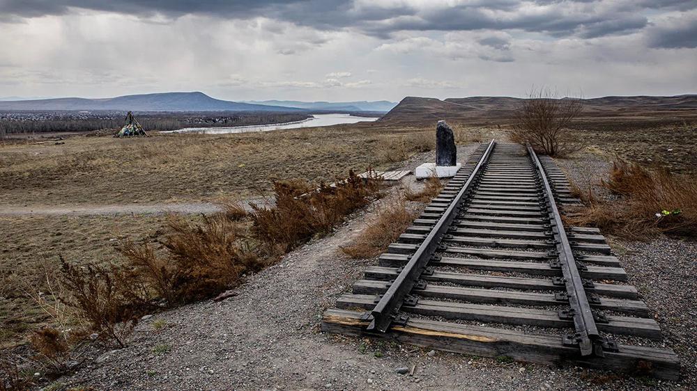 Так участок железной дороги, которая должна была связать Туву с Красноярским краем, выглядит сейчас. Фото: Влад Докшин / «Новая газета»