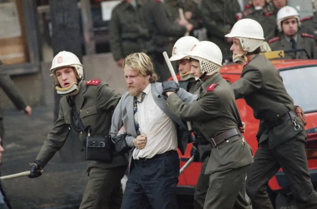 Разгон демонстрации в Праге, 1989 год. Фото: Associated press