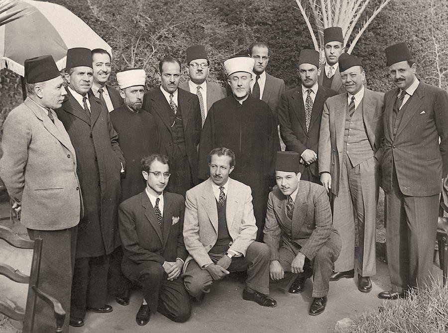 Палестинская делегация во время визита Хаджа Амина аль‑Хусейни (стоит в центре) в Египет. Каир. 1946. Фото: википедия