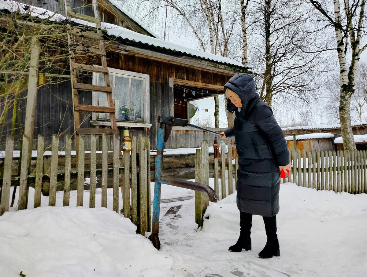 Депутат Эмилия Слабунова у колонки в Чалне. Фото: Валерий Поташов