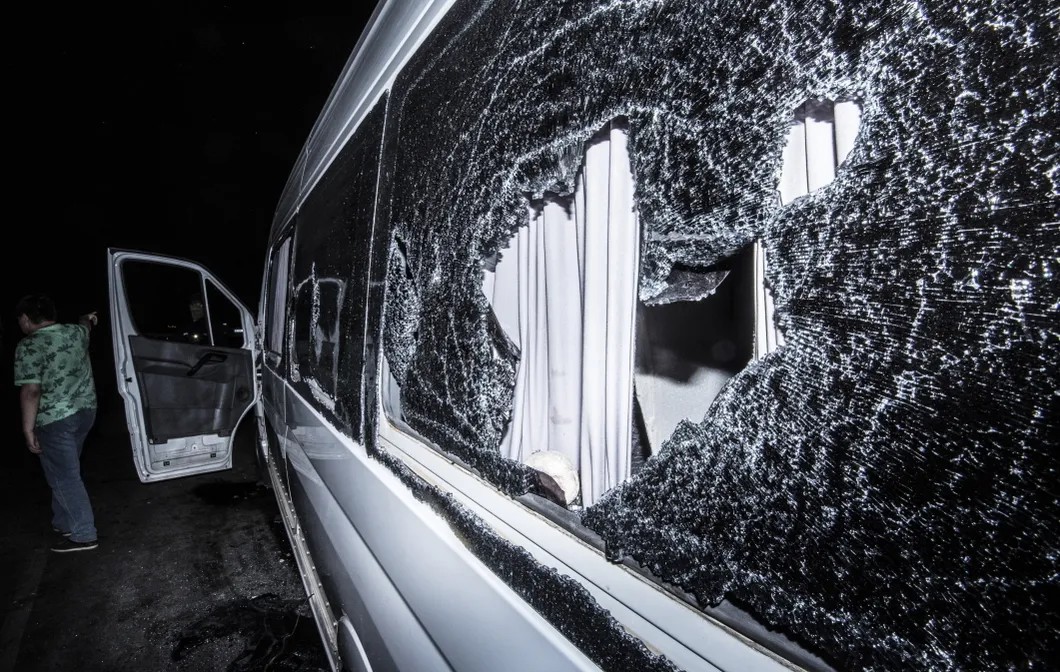 Разбитый автомобиль неподалеку от резиденции экс-президента Киргизии Алмазбека Атамбаева в селе Кой-Таш, где прошла спецоперация по его задержанию. Фото: РИА Новости