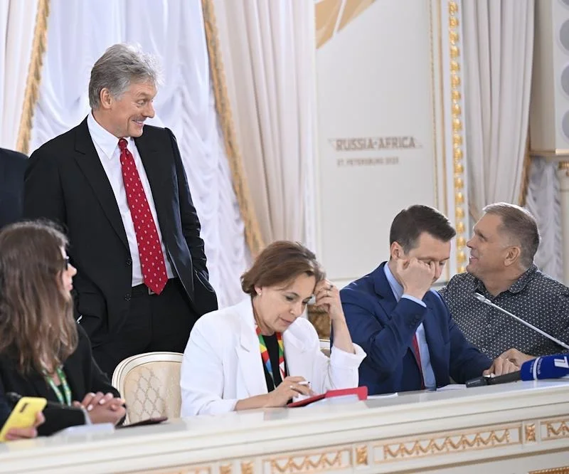 Андрей Колесников (справа) перед началом пресс-конференции президента РФ Путина по итогам второго саммита Россия—Африка. Фото: Дмитрий Азаров / Коммерсантъ