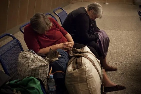 Сестры спят в ожидании первого автобуса из Каменска-Шахтинского до границы. 10 сентября, около 3.00. Фото: Анна Артемьева / «Новая газета»