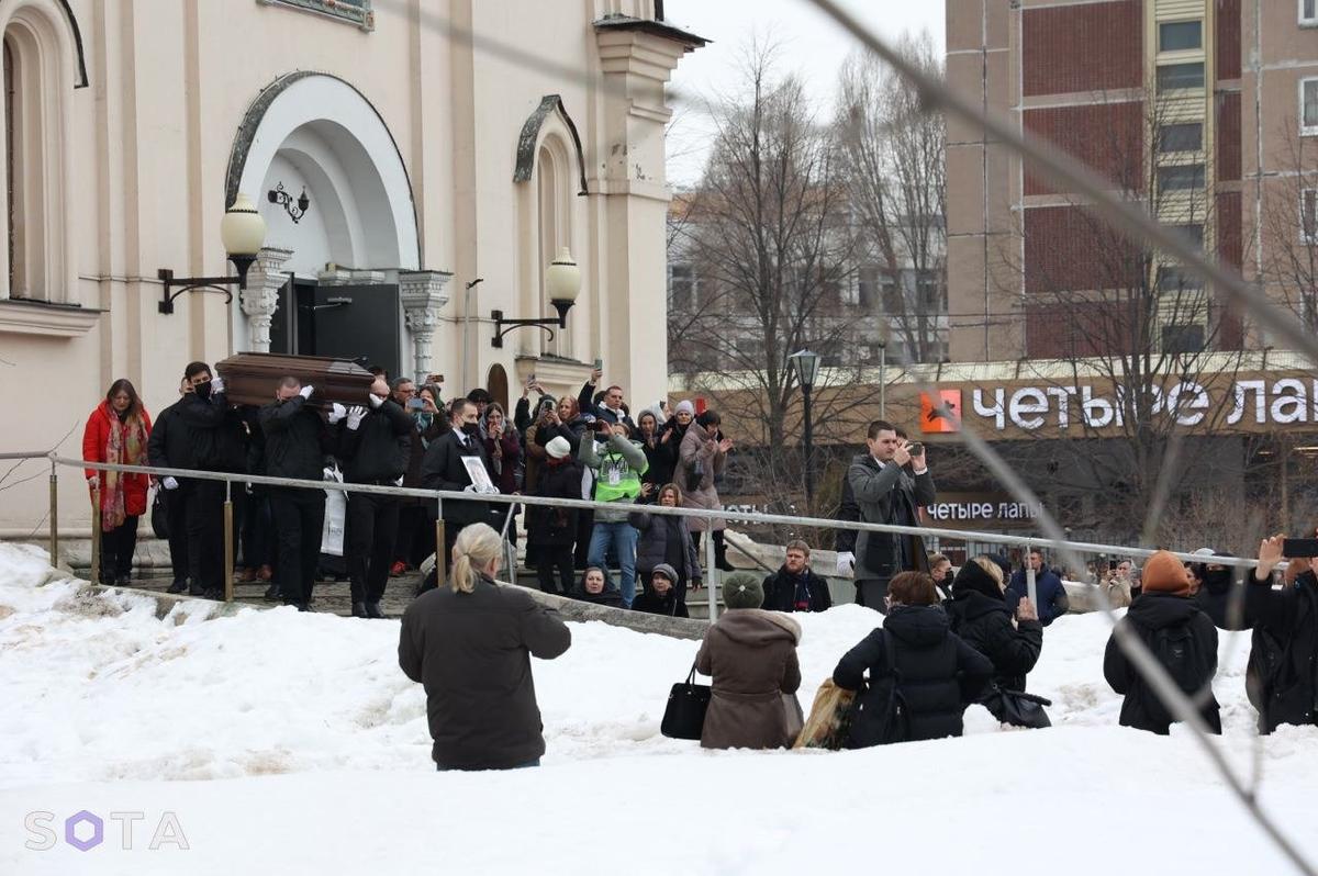 Гроб с телом Алексея Навального выносят из храма. Отпевание прошло быстро. Фото: SOTA