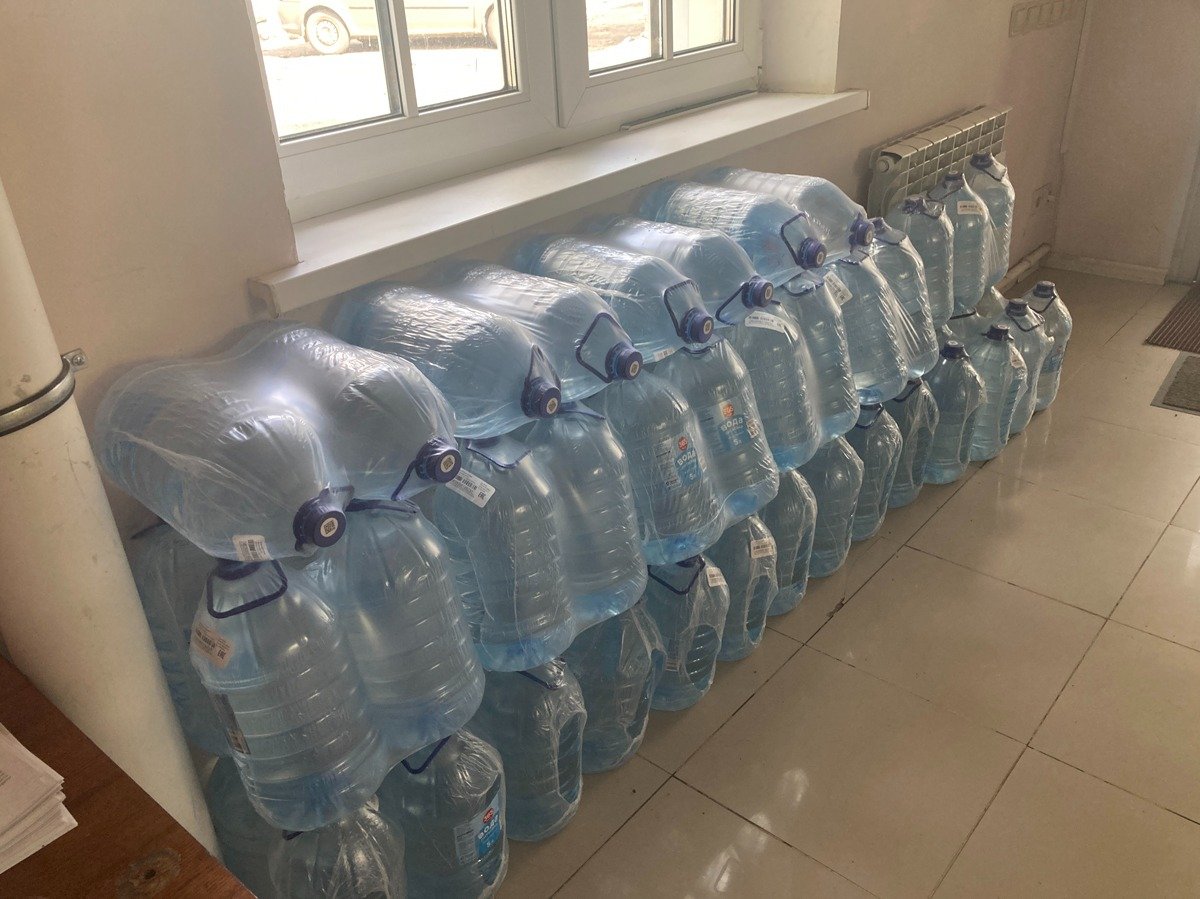 Запасы воды в штабе КПРФ в Кургане. Фото: Ирина Тумакова / «Новая газета»