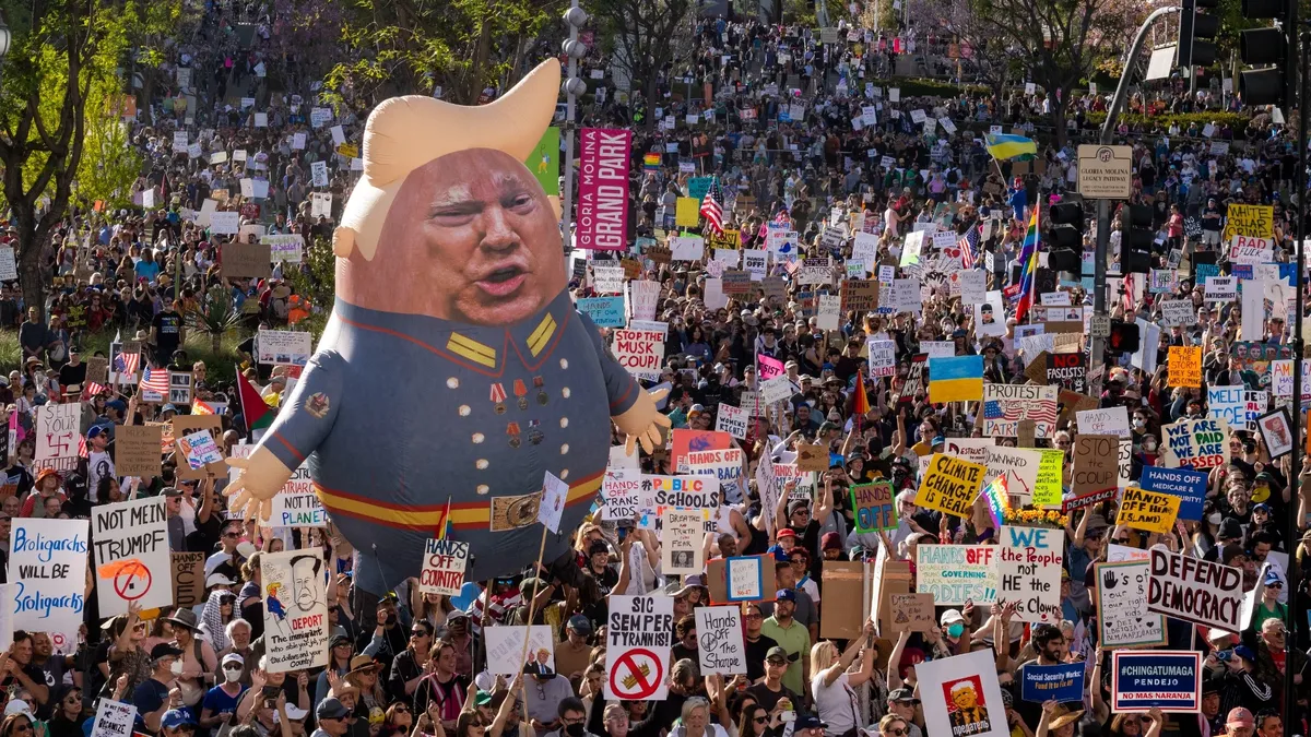 Акция против политики президента США Дональда Трампа Hands Off! («Руки прочь!») в Лос-Анджелесе. Фото: Zuma / TASS