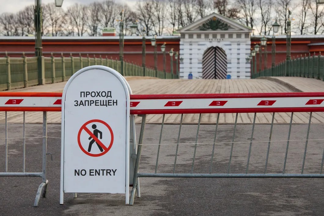 Петропавловская крепость, как и все музеи, закрыта для посещения. Фото: Елена Лукьянова / «Новая в Петербурге»