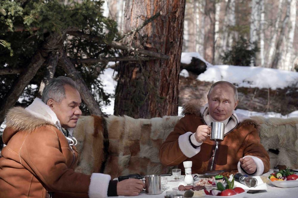 Сергей Шойгу и Владимир Путин во время отдыха в тайге. Фото: РИА Новости